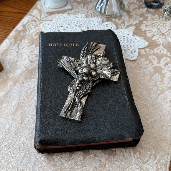 Vintage Arthur Court Pewter Cross with 3D Wheat and Grapes - Picture 8 of 11